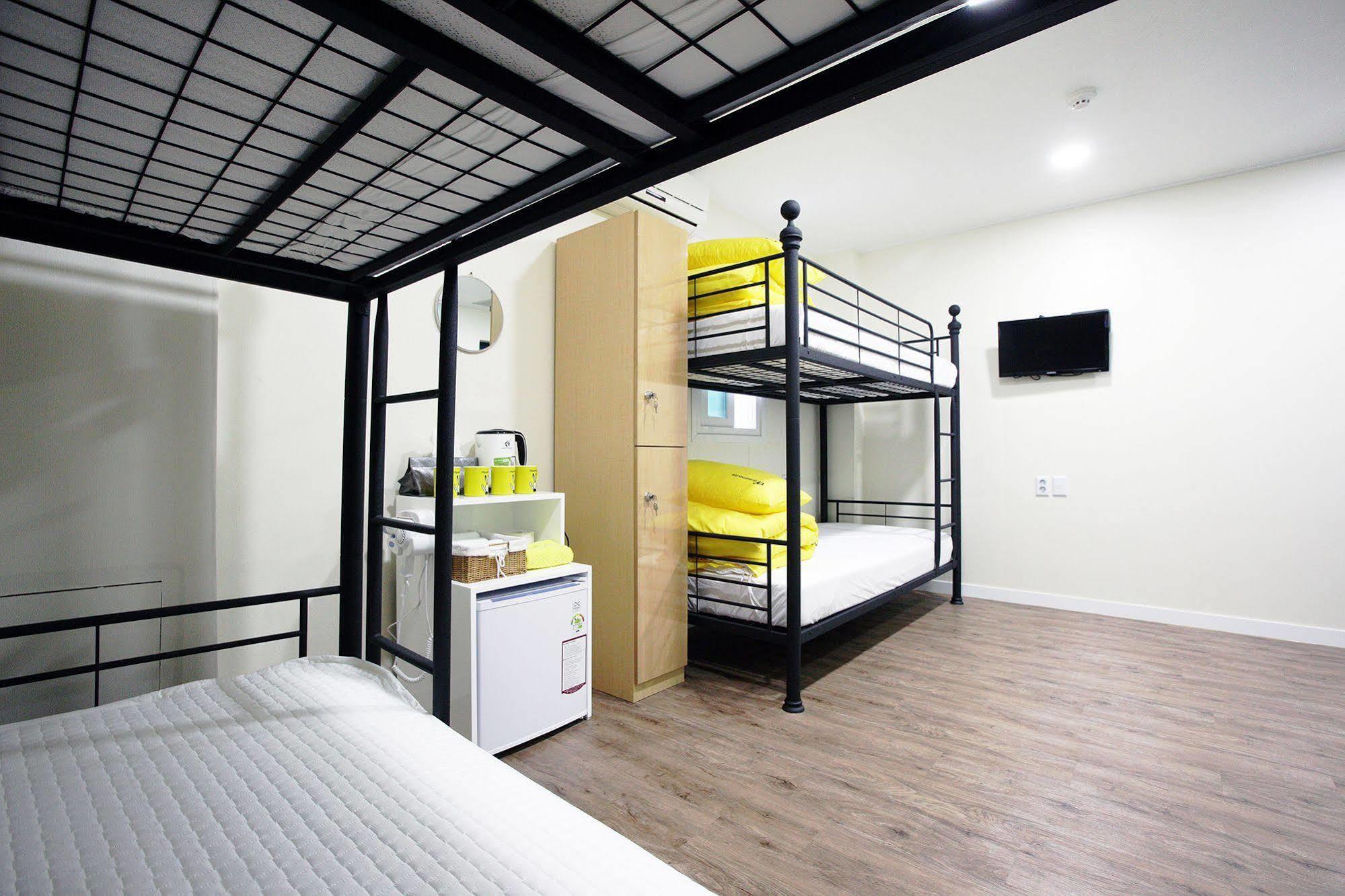24 Guesthouse Myeongdong Avenue Сеул Экстерьер фото