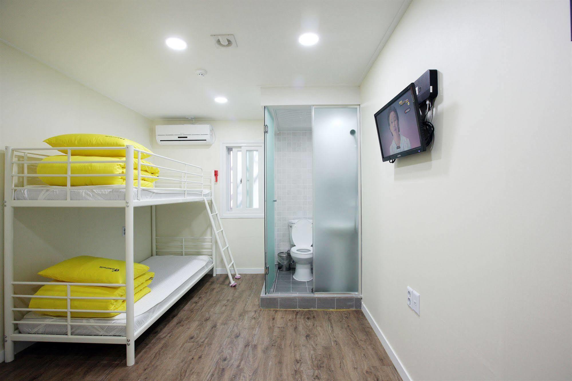 24 Guesthouse Myeongdong Avenue Сеул Экстерьер фото