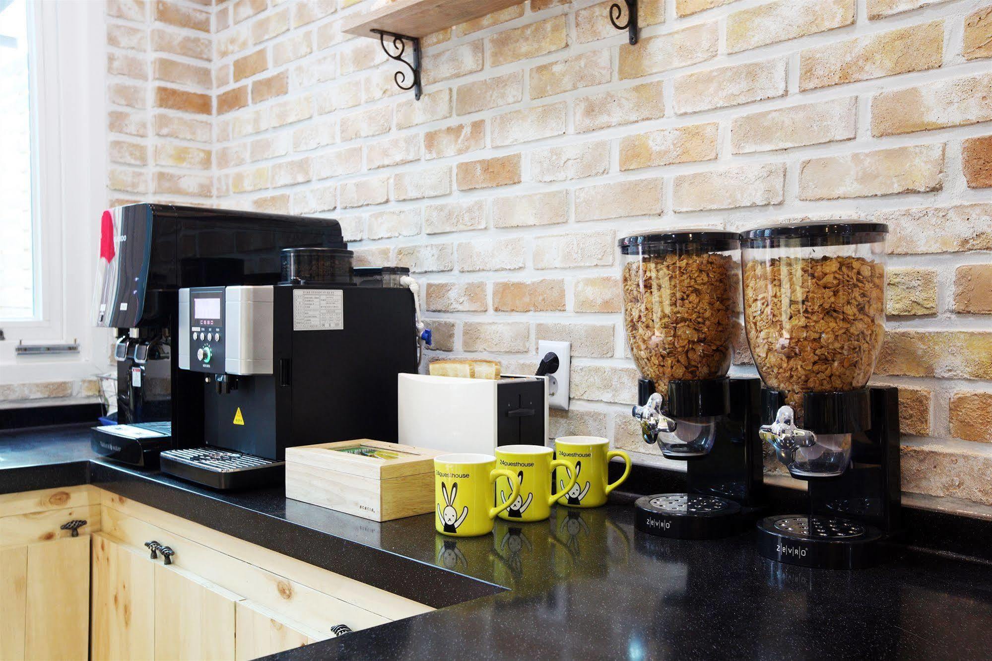 24 Guesthouse Myeongdong Avenue Сеул Экстерьер фото
